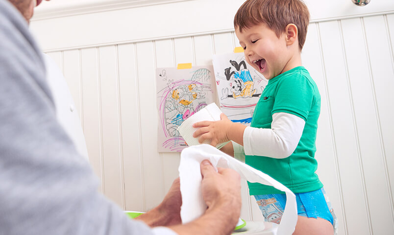 Parents learn everything they need to know about starting potty training with son