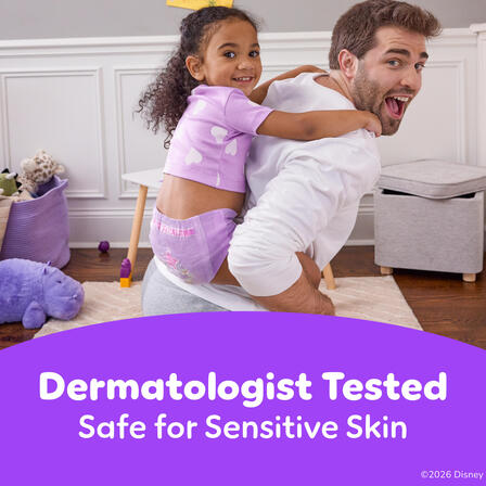 Niño pequeño montando la espalda de un adulto en interiores con Pull-Ups, con el texto “Dermatologist Tested – Safe for Sensitive Skin.”